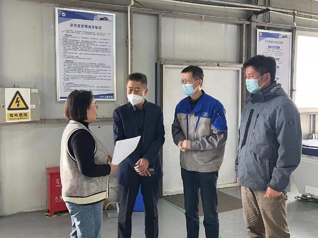 副校长王连云亲临招聘会现场 摄影 曹盛楠.jpg