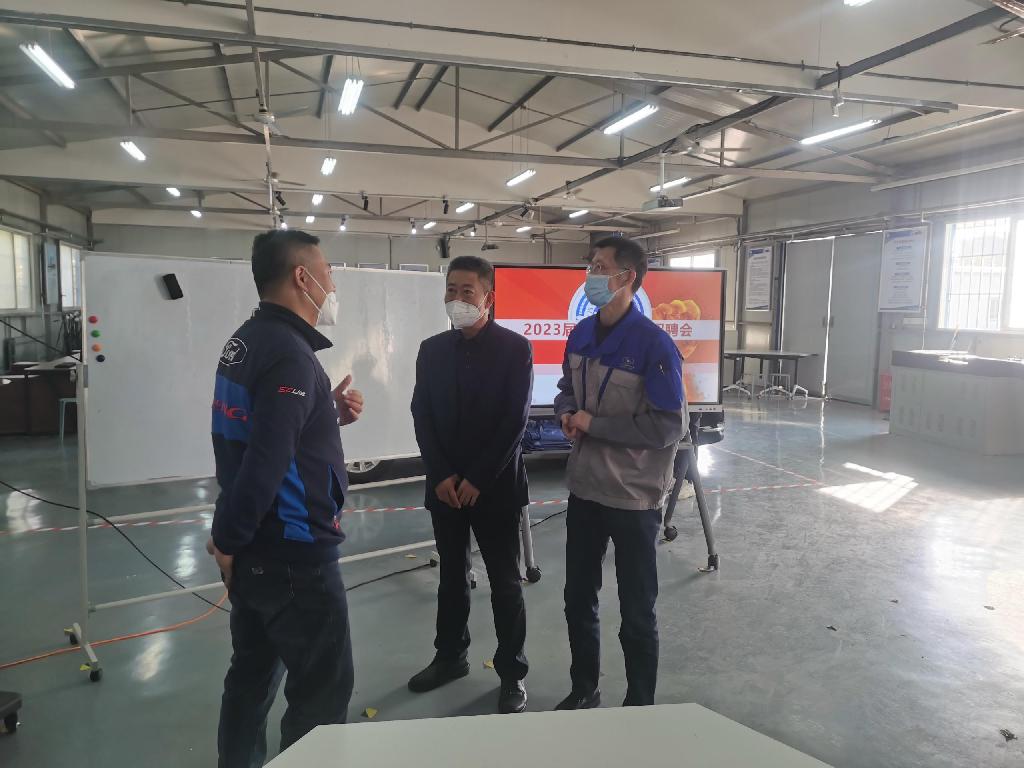 副校长王连云亲临招聘会现场 摄影 曹盛楠1.jpg