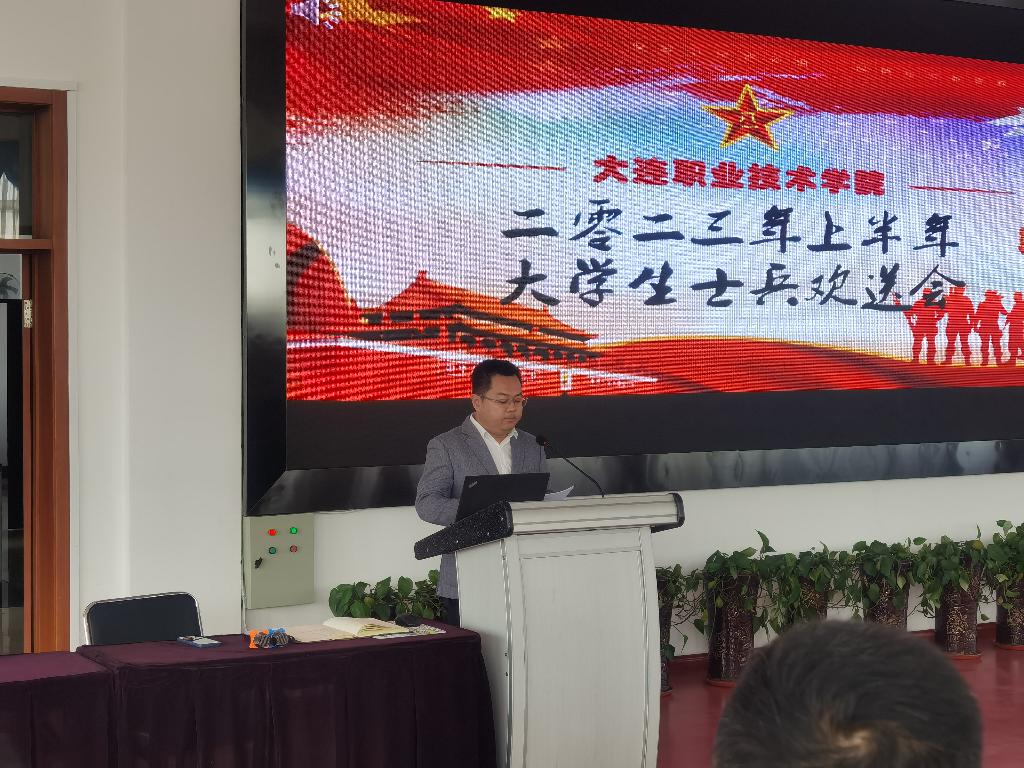 学生工作处副处长唐成人宣布定兵方向  摄像：付群祎.jpg