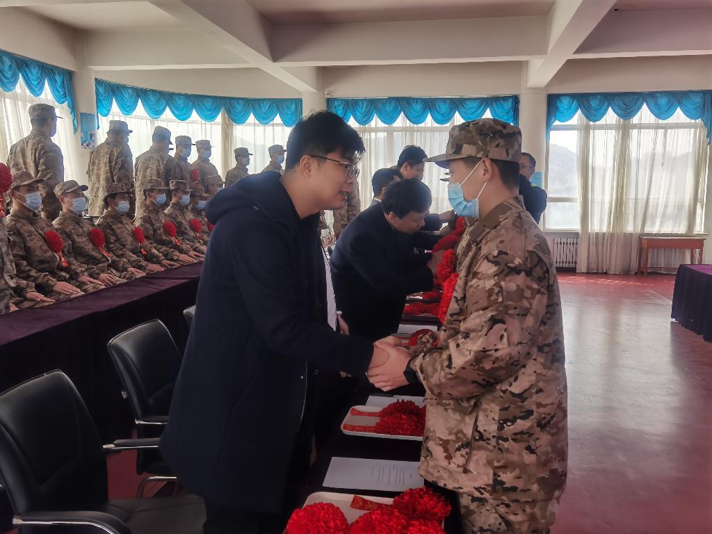 学生工作者代表为新兵佩戴大红花  摄像：付群祎.jpg