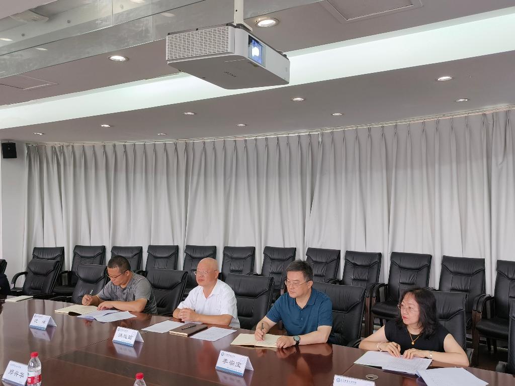图2 电子与信息工程学院院长洪运国讲话.jpg