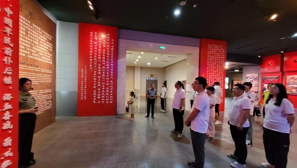 实践团成员认真倾听赵尚志纪念馆讲解员讲解.jpg
