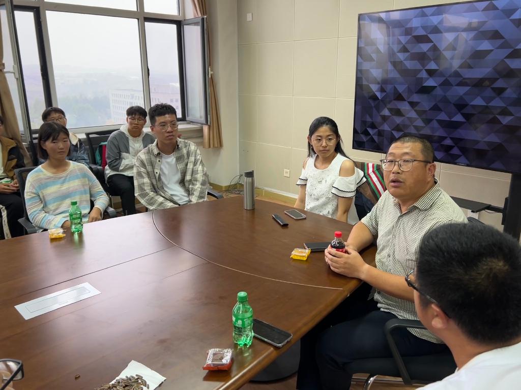 党总支副书记窦凯亲切慰问留校学生.jpg