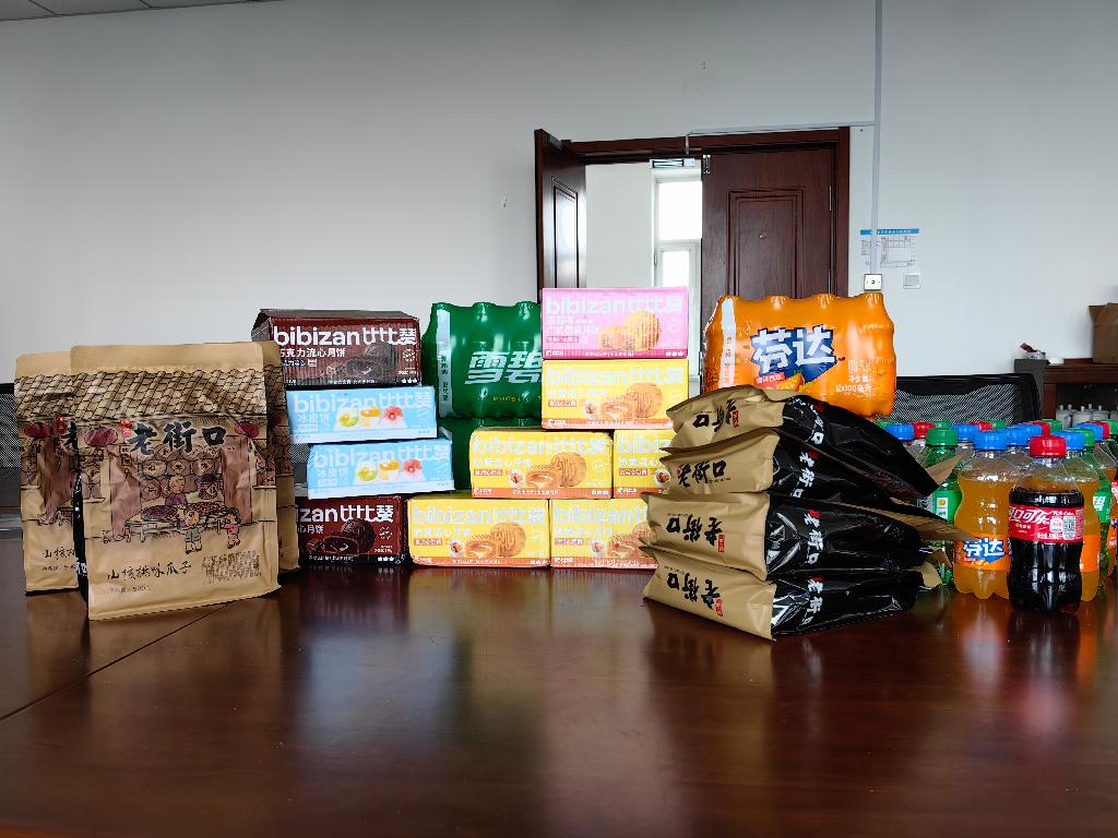 为同学们精心准备的月饼和饮品.jpg