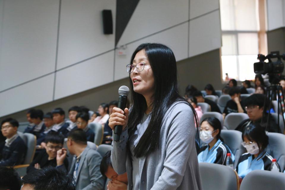 评委现场提问.jpg