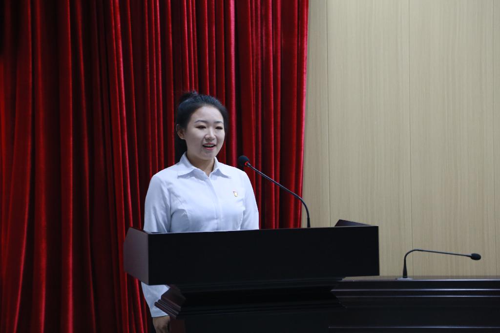 校长奖学金候选人发表精彩演讲摄影 孟少涵（22关务与外贸服务二班）.JPG