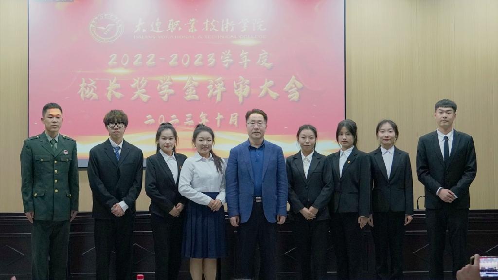 校长杨跃权与进入公示环节的校长奖学金候选人合影留念.jpg