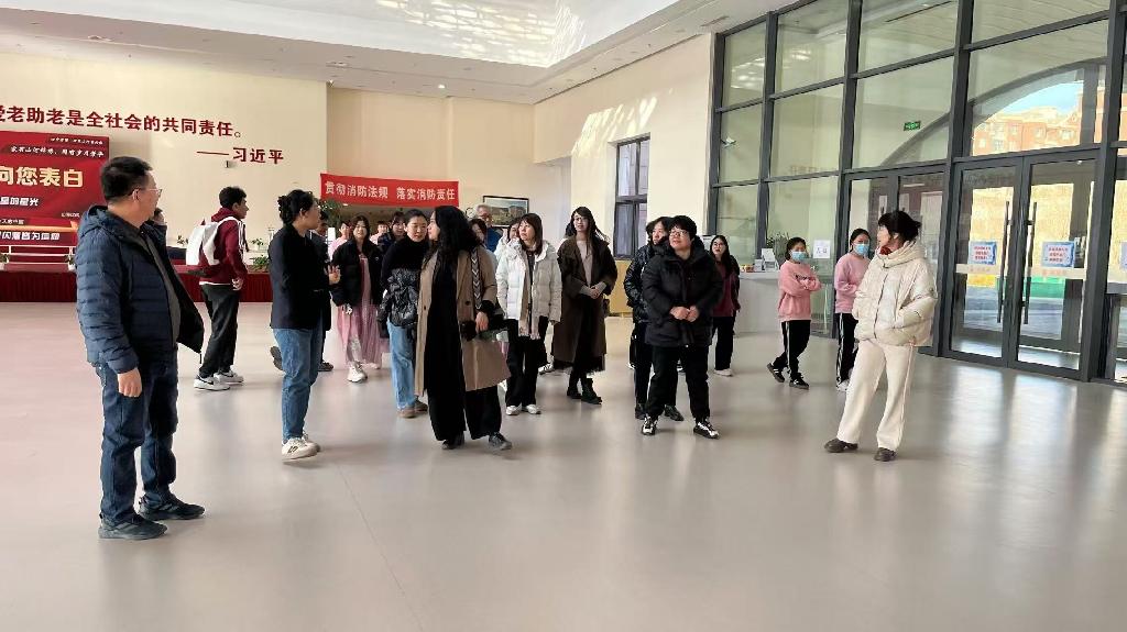 图2.学院老师与企业负责人会面.jpg