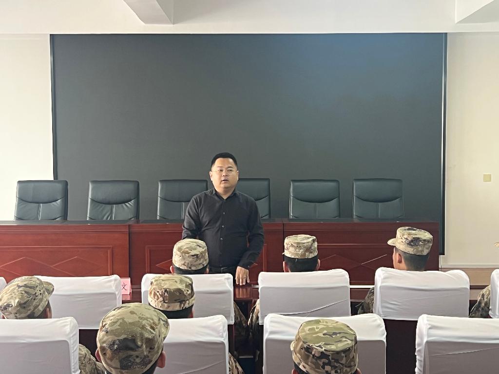 学生工作处副处长唐成人代表学校对入伍学生寄语——摄影：王彦俊.jpg