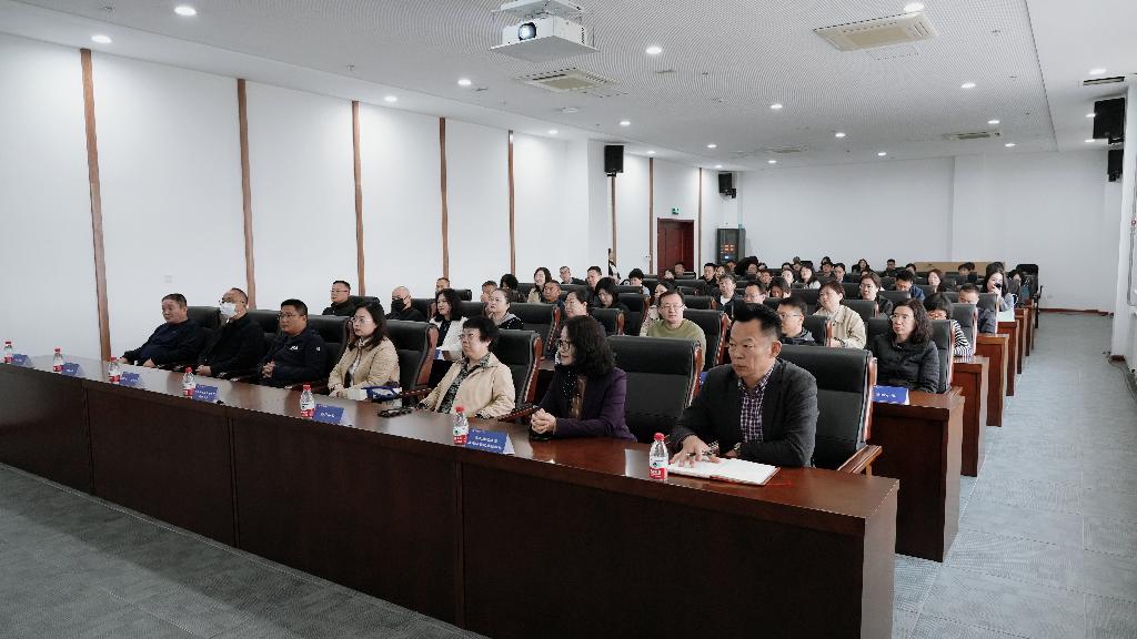 图片一与会校长聆听项目介绍.jpeg