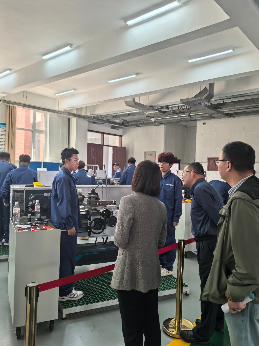 华锐一行参观学院实训室.jpg