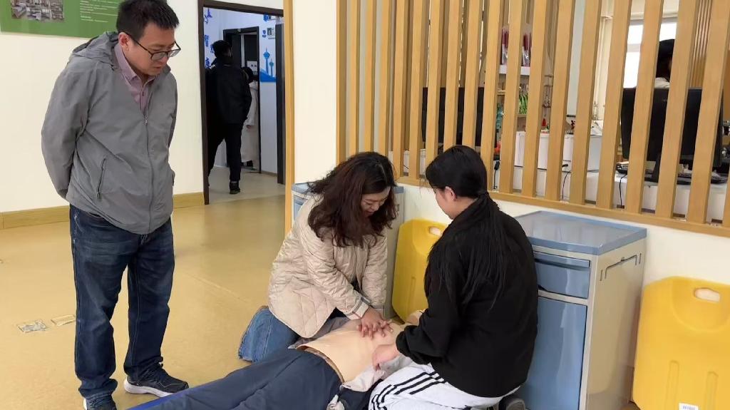 图2 进行心肺复苏体验.jpg