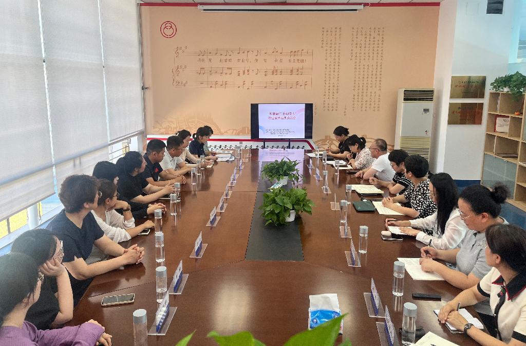 胡立丽主持成果交流会.png