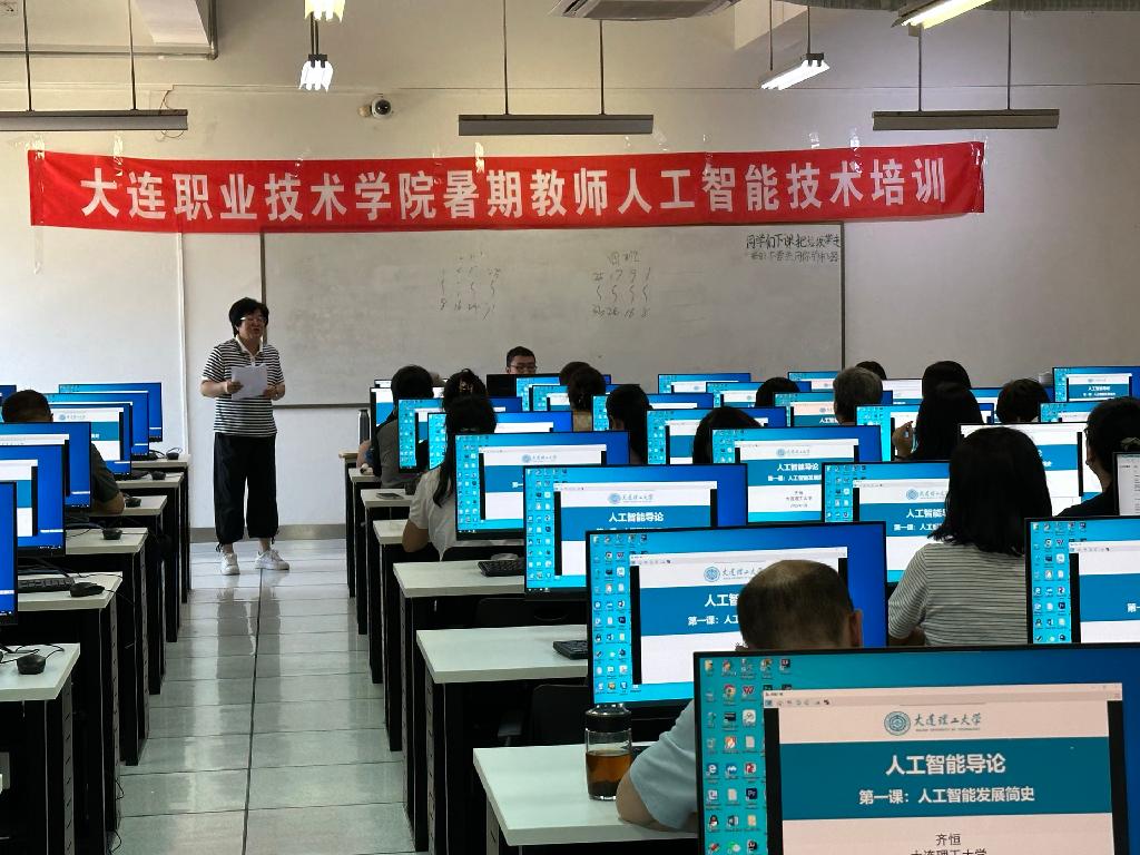 图1 石晓春主任主持开班仪式(摄影陈林）.jpg