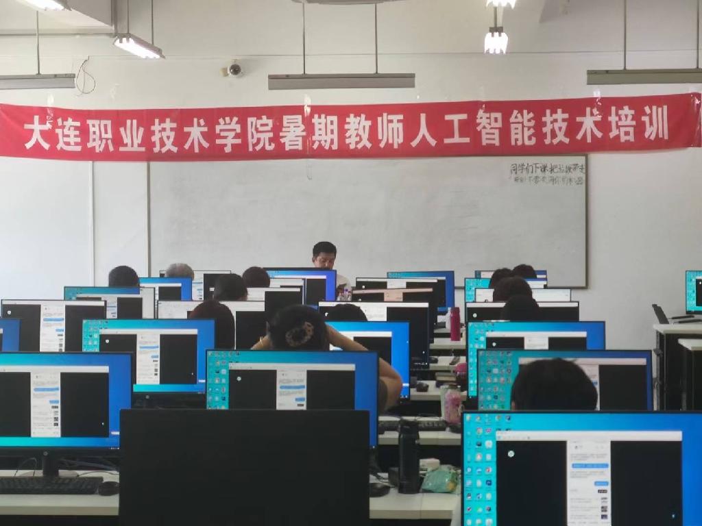 图4 全体教师认真听讲(摄影陈林）.jpg
