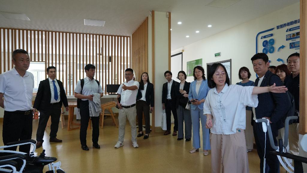 日本代表团参观老年护理实训中心（摄影：周南江）.JPG