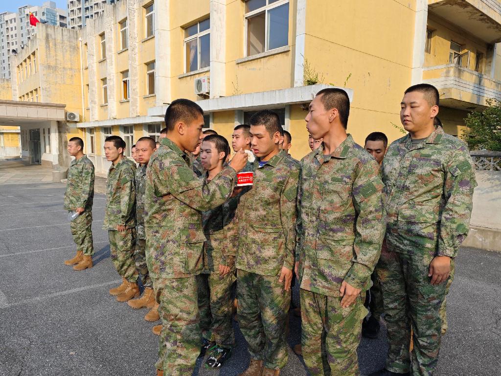 学校和家长为新兵送饺子，摄像：冯治钧.jpg