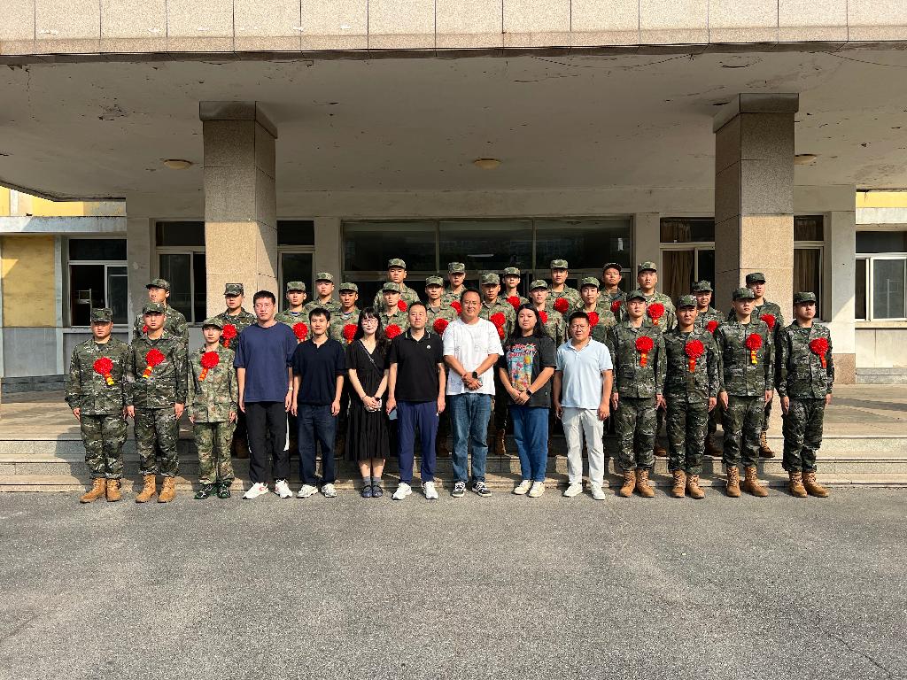 2025年下半年入伍大学生新兵合影留念，摄像：赵一雷.jpg