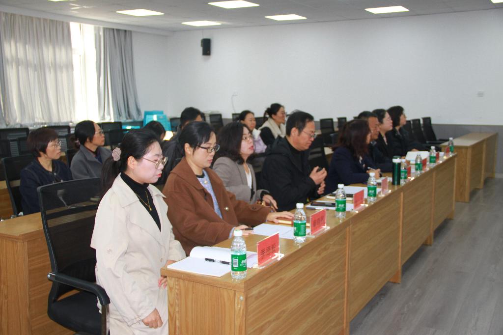 图5-左 各单位向检查组汇报自检情况（瓦房店分校）.jpg