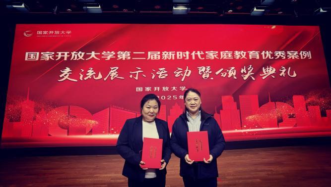 图2 获奖师生参加交流展示活动暨颁奖典礼（张红镝 拍摄）.jpg