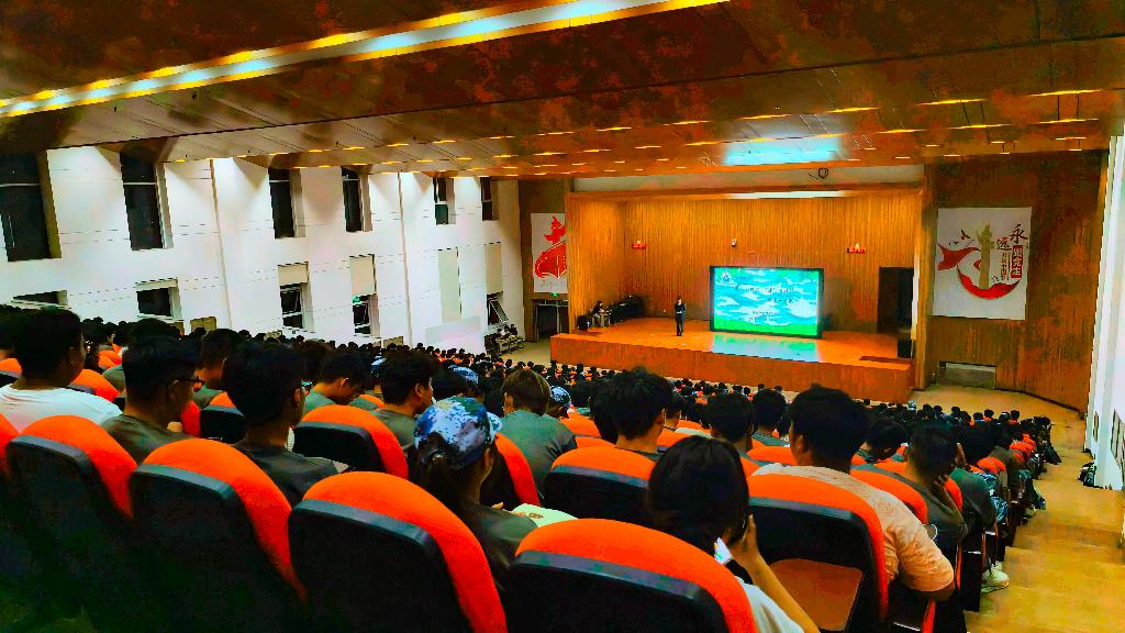 智能制造学院2025级新生叠被子大赛激情开赛.jpg