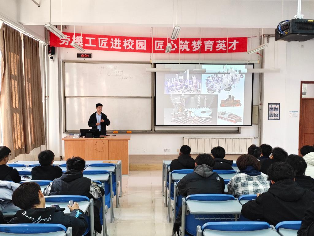 谭振华老师做主题分享.jpg 谭振华老师做主题分享.jpg