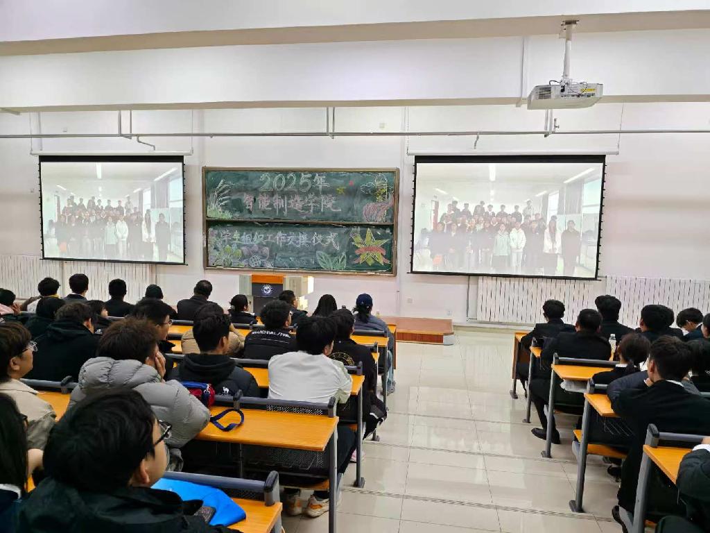 全体师生观看工作回顾视频.jpg 全体师生观看工作回顾视频.jpg