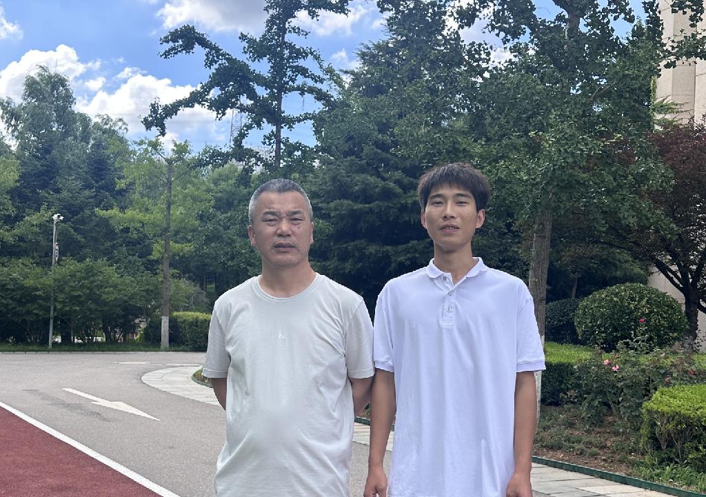 图3 指导教师栗建与招商物业实习生合影.jpg 图3 指导教师栗建与招商物业实习生合影.jpg