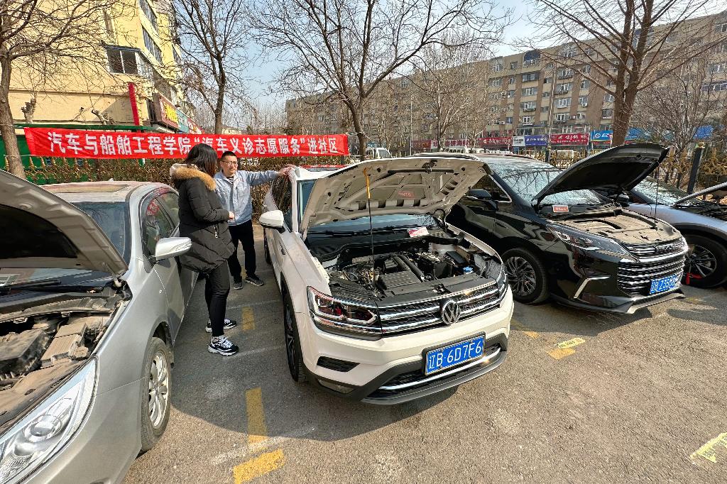 送检车辆——摄影 胡与辰.jpg