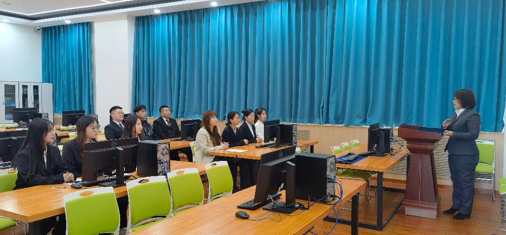 图3 2024届“中海订单班”参加签约的2021级房地产专业学生.jpg