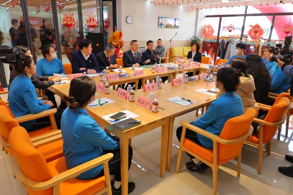 校企双方与实习学生座谈.jpg