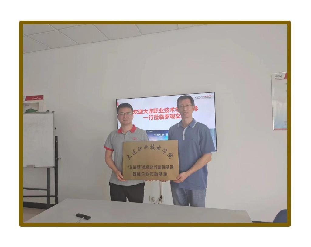 图3 校企双方领导完成挂牌行动.jpg