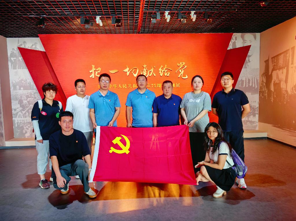 智能制造学院学生党支部参观“把一切献给党—庆祝中华人民共和国成立75周年主题展”.jpg