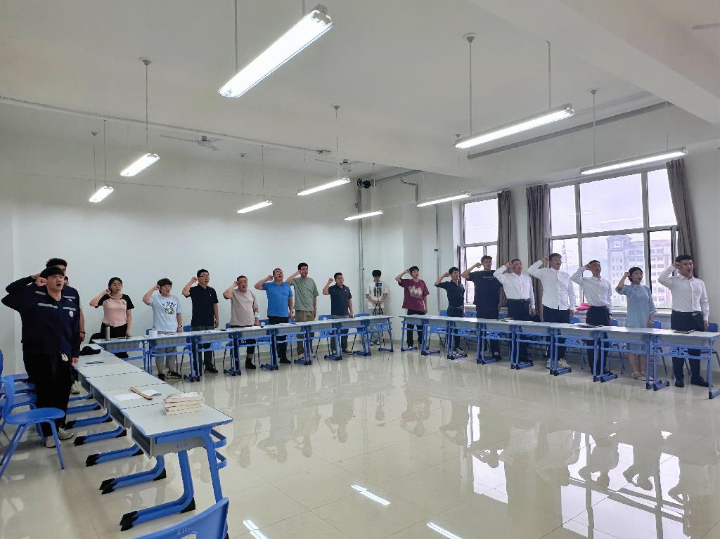 智能制造学院学生党支部重温入党誓词.jpg
