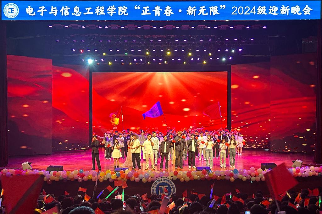 图4 全场高唱《我爱你中国》.jpg