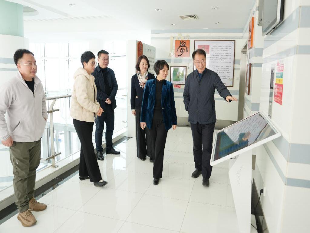 市总工会分管日常工作的副主席陈艳到我校调研
