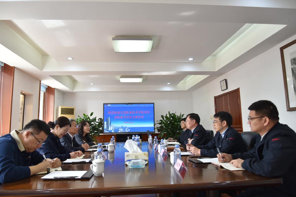 副校长许安辉带队建工学院与大连建工集团座谈交流.jpg