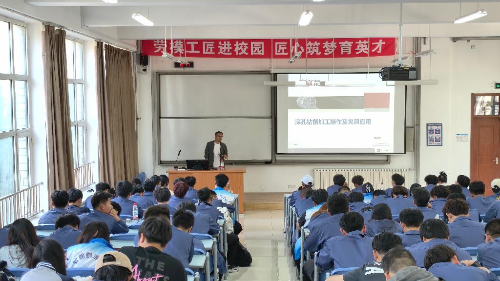 高云巍老师做主题分享.jpg