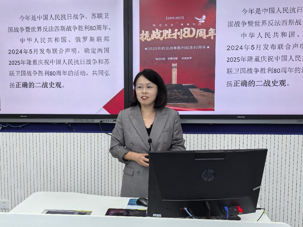 “双带头人”教师党支部书记工作室负责人王琳作专题解读.jpg