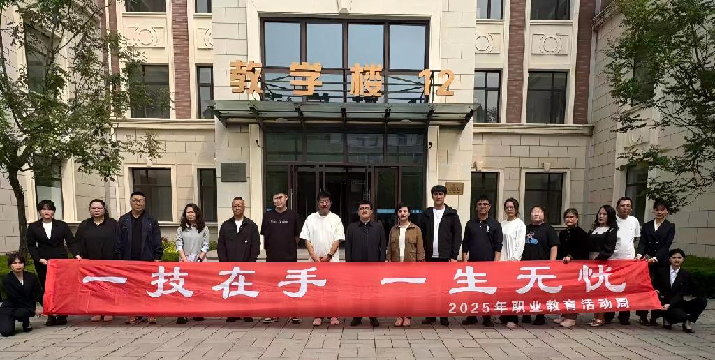 来访人员与学校师生活动合影.jpg
