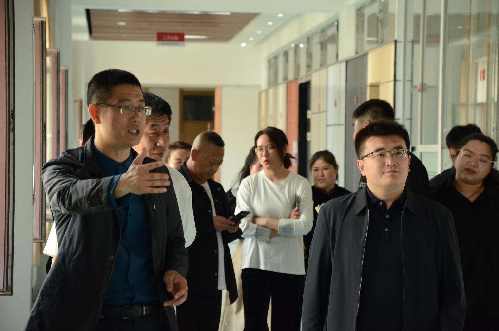 来访人员参观装饰装修实训室.jpg