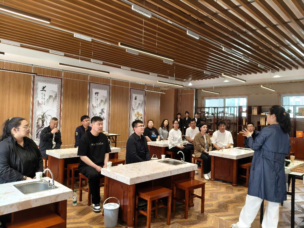 来访人员参观茶艺与调酒实训室.jpg