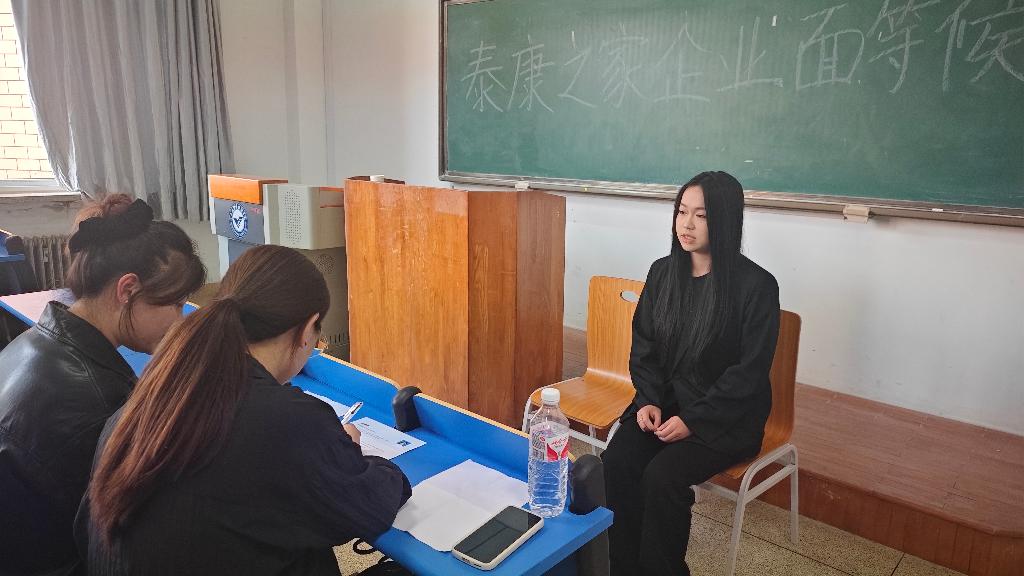 图5.学生现场面试.JPG