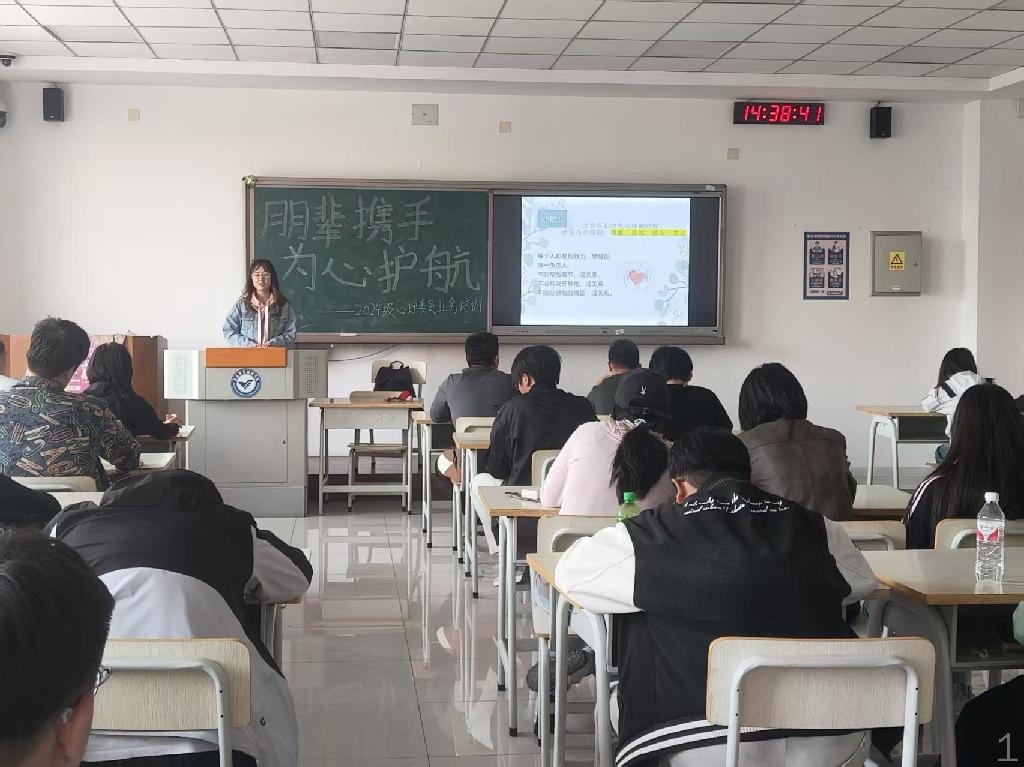 宋婷老师在普湾校区为心理委员进行培训 摄影 旅游与酒店管理学院24级酒店1班白雅卓.jpg