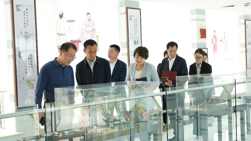 参观廉洁文化长廊_周南江.JPG