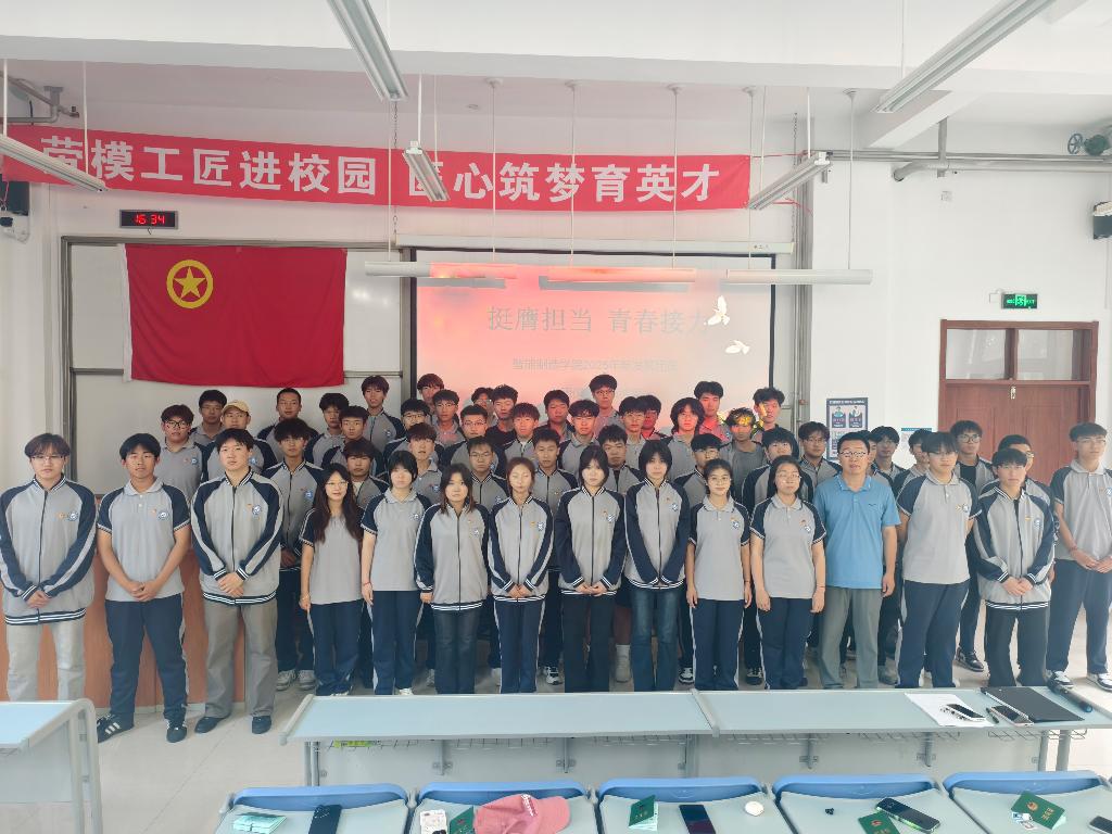 新发展团员合影留念.jpg 新发展团员合影留念.jpg