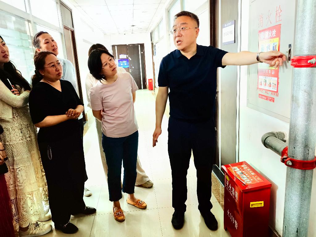 王宇主任给教职工讲解消防知识.jpg
