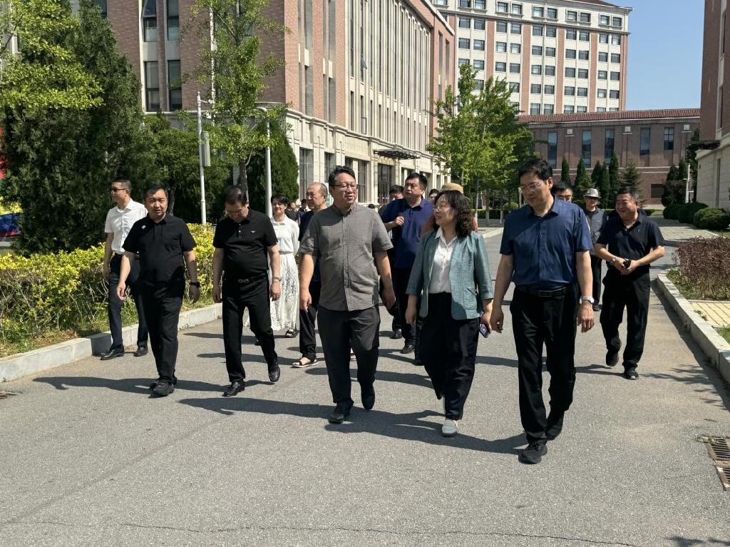 专家组到访学院.jpg