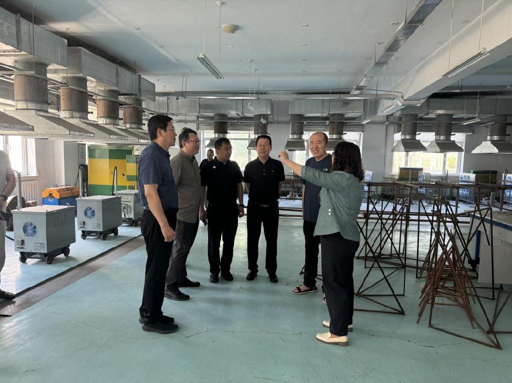 专家考察钢筋加工实训室.jpg