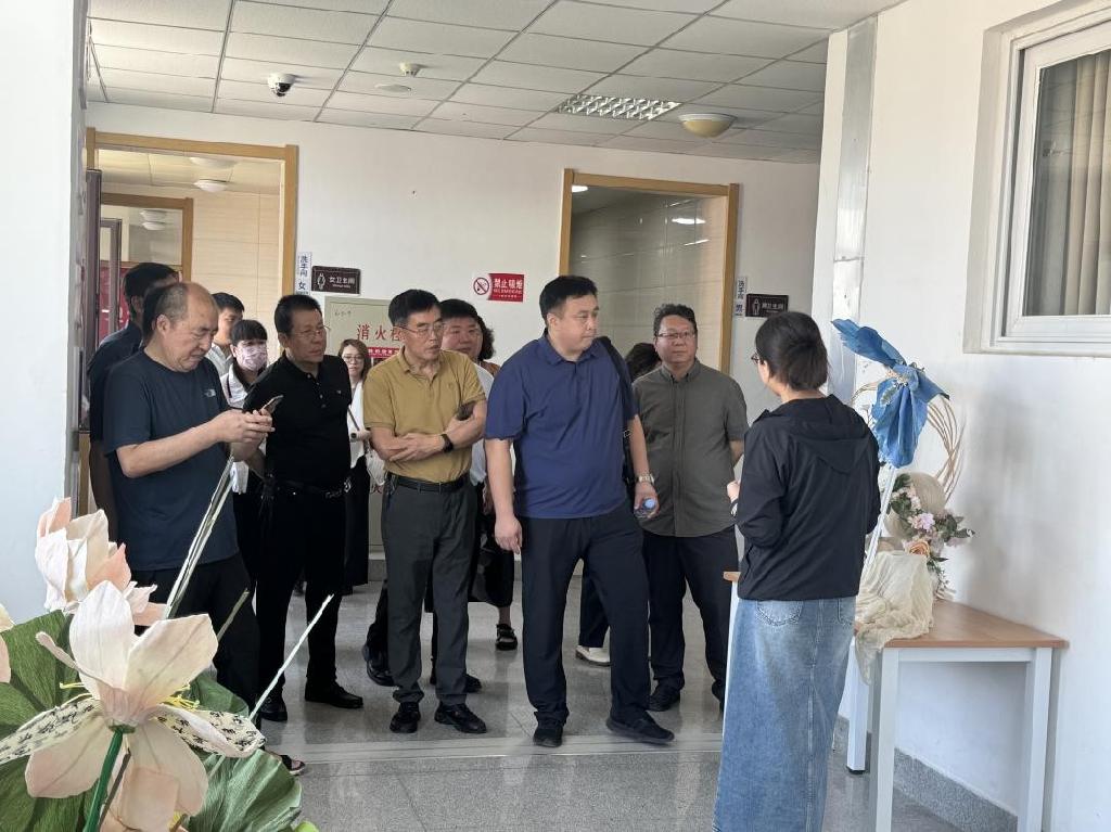专家考察园艺景观设计实训室.jpg